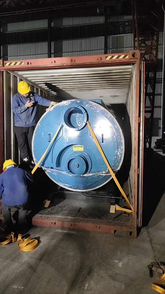 Operarios asegurando maquinaria industrial dentro de un contenedor FCL antes del embarque marítimo
