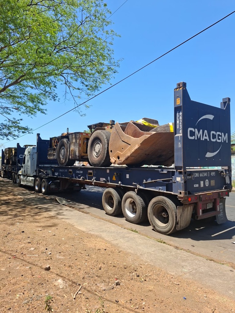 Maquinaria pesada sobredimensionada sobre flat rack CMA CGM en transporte terrestre