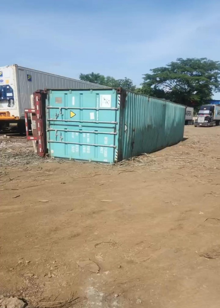 Contenedor volcado en patio logístico, ejemplo de siniestro en transporte terrestre